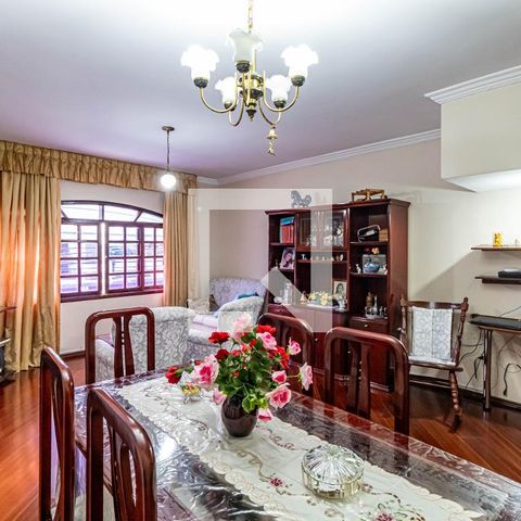 Casa à venda com 221m², 3 quartos e 6 vagas Casa à venda com 221m², 3 quartos e 6 vagasSala