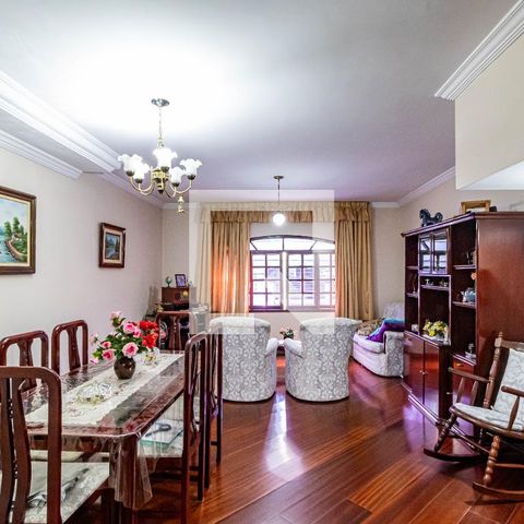 Casa à venda com 221m², 3 quartos e 6 vagas Casa à venda com 221m², 3 quartos e 6 vagasSala