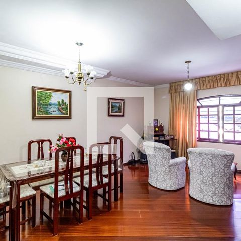 Casa à venda com 221m², 3 quartos e 6 vagas Casa à venda com 221m², 3 quartos e 6 vagasSala