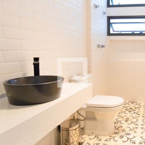Casa à venda com 205m², 4 quartos e 2 vagas Casa à venda com 205m², 4 quartos e 2 vagasBanheiro