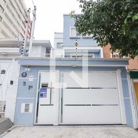 Casa à venda com 300m², 3 quartos e 2 vagas Casa à venda com 300m², 3 quartos e 2 vagasFachada