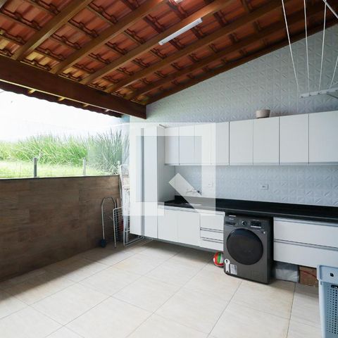 Casa à venda com 300m², 3 quartos e 2 vagas Casa à venda com 300m², 3 quartos e 2 vagasÁrea de Serviço