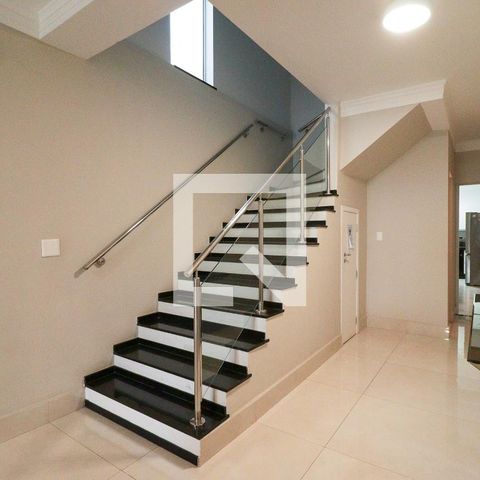 Casa à venda com 300m², 3 quartos e 2 vagas Casa à venda com 300m², 3 quartos e 2 vagasSala