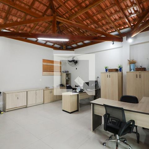 Casa à venda com 300m², 3 quartos e 2 vagas Casa à venda com 300m², 3 quartos e 2 vagasSalão/Escritório