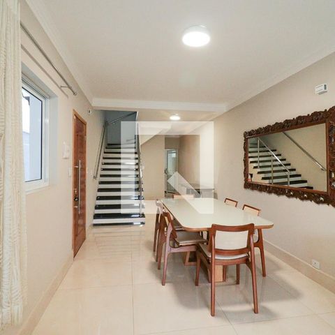 Casa à venda com 300m², 3 quartos e 2 vagas Casa à venda com 300m², 3 quartos e 2 vagasSala