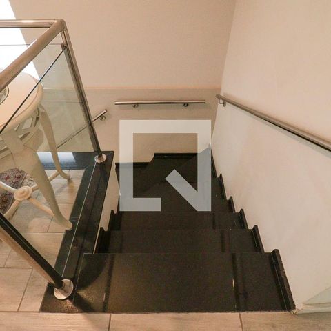 Casa à venda com 300m², 3 quartos e 2 vagas Casa à venda com 300m², 3 quartos e 2 vagasEscada