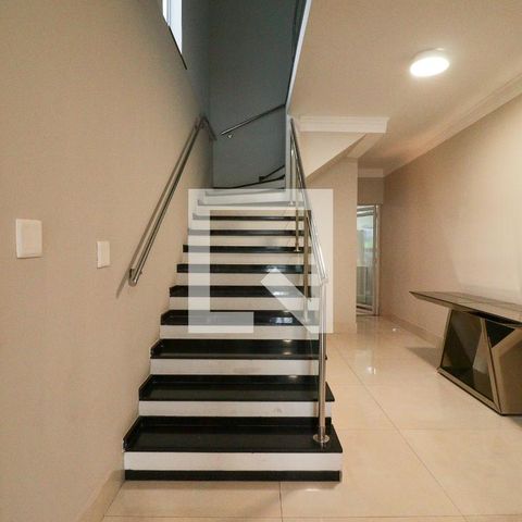 Casa à venda com 300m², 3 quartos e 2 vagas Casa à venda com 300m², 3 quartos e 2 vagasSala