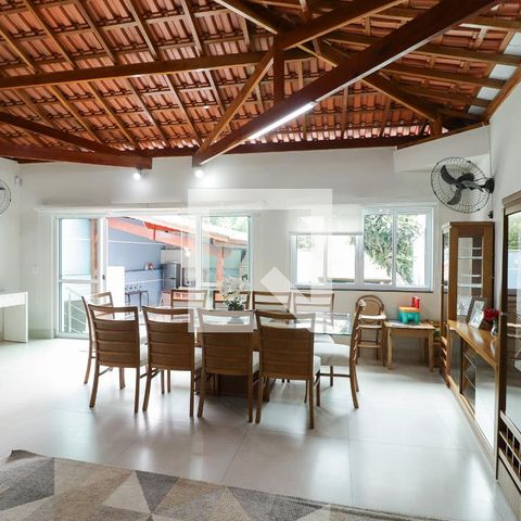 Casa à venda com 300m², 3 quartos e 2 vagas Casa à venda com 300m², 3 quartos e 2 vagasSalão/Escritório