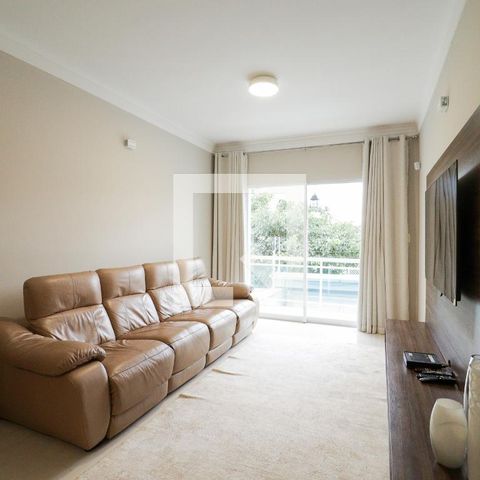 Casa à venda com 300m², 3 quartos e 2 vagas Casa à venda com 300m², 3 quartos e 2 vagasSala