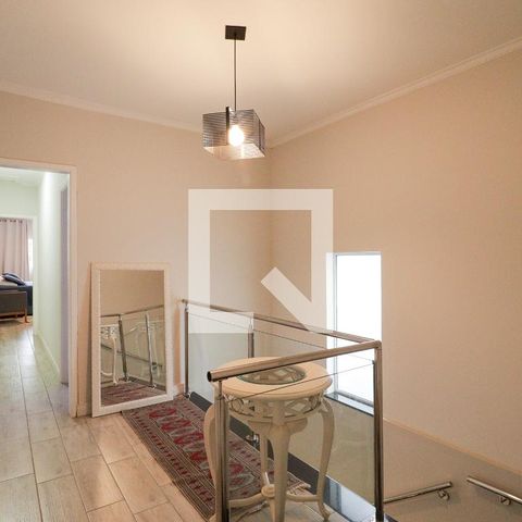 Casa à venda com 300m², 3 quartos e 2 vagas Casa à venda com 300m², 3 quartos e 2 vagasEscada