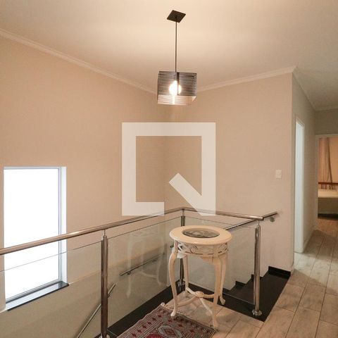Casa à venda com 300m², 3 quartos e 2 vagas Casa à venda com 300m², 3 quartos e 2 vagasEscada