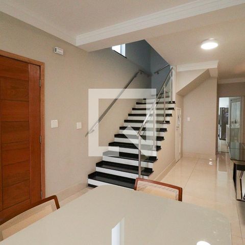 Casa à venda com 300m², 3 quartos e 2 vagas Casa à venda com 300m², 3 quartos e 2 vagasSala