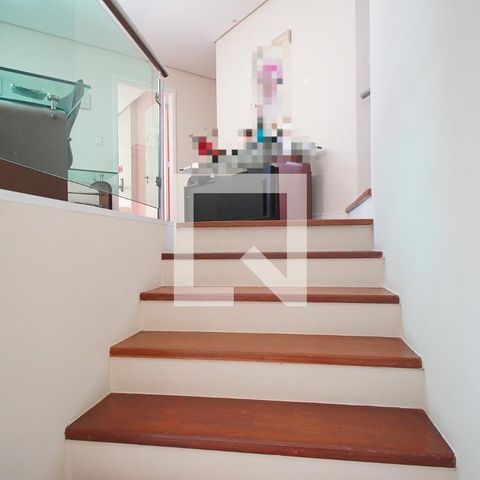 Casa para alugar com 500m², 3 quartos e 4 vagasEscada - Acesso Quartos