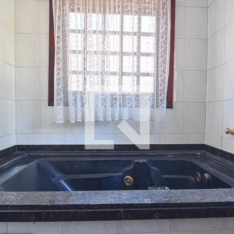 Casa à venda com 450m², 4 quartos e 3 vagasBanheiro da Suíte