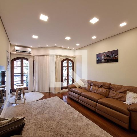 Casa à venda com 207m², 3 quartos e 5 vagas Casa à venda com 207m², 3 quartos e 5 vagasSala