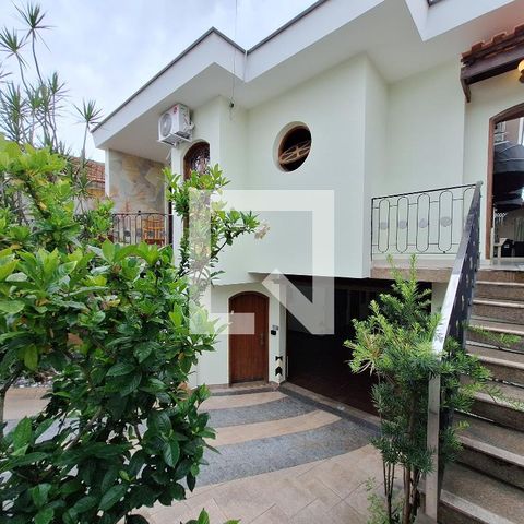 Casa à venda com 207m², 3 quartos e 5 vagas Casa à venda com 207m², 3 quartos e 5 vagasEntrada