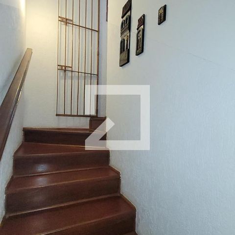 Casa à venda com 190m², 5 quartos e 3 vagasEscada