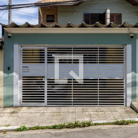 Casa à venda com 138m², 3 quartos e 2 vagas Casa à venda com 138m², 3 quartos e 2 vagasFachada