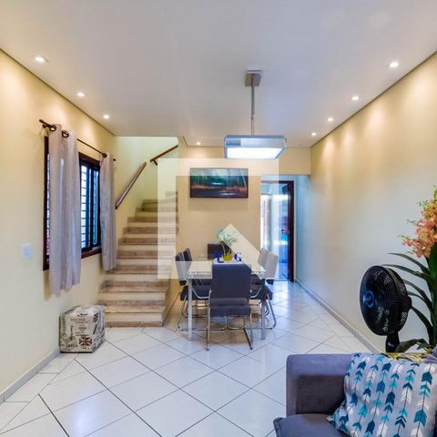 Casa à venda com 138m², 3 quartos e 2 vagas Casa à venda com 138m², 3 quartos e 2 vagasSala