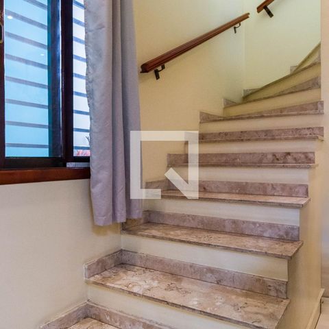 Casa à venda com 138m², 3 quartos e 2 vagas Casa à venda com 138m², 3 quartos e 2 vagasEscada