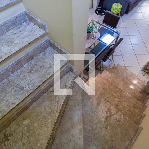 Casa à venda com 138m², 3 quartos e 2 vagas Casa à venda com 138m², 3 quartos e 2 vagasEscada