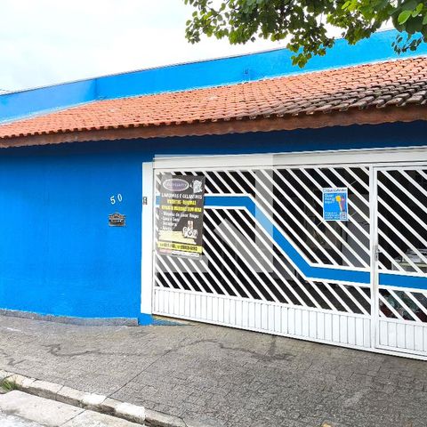Casa à venda com 180m², 3 quartos e 2 vagas Casa à venda com 180m², 3 quartos e 2 vagasFachada