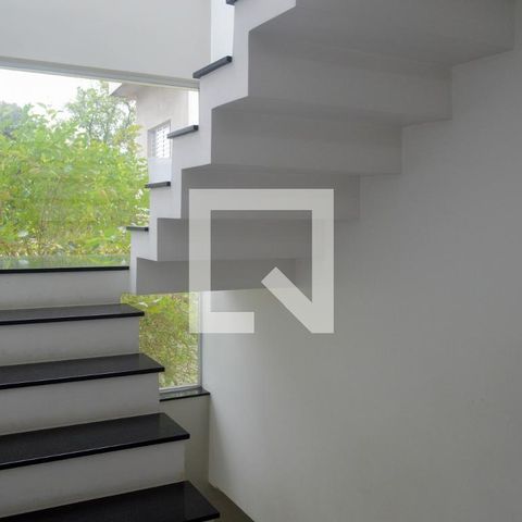 Casa para alugar com 470m², 3 quartos e 5 vagasEscada