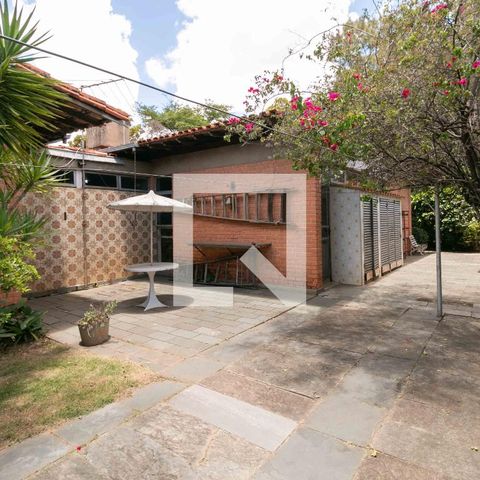 Casa à venda com 1240m², 3 quartos e 8 vagas Casa à venda com 1240m², 3 quartos e 8 vagasÁrea Externa