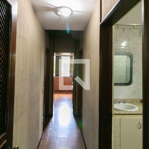 Casa à venda com 1240m², 3 quartos e 8 vagas Casa à venda com 1240m², 3 quartos e 8 vagasCorredor