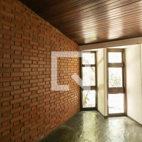 Casa à venda com 1240m², 3 quartos e 8 vagas Casa à venda com 1240m², 3 quartos e 8 vagasEscritório