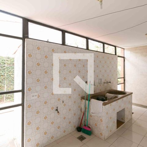Casa à venda com 1240m², 3 quartos e 8 vagas Casa à venda com 1240m², 3 quartos e 8 vagasÁrea de Serviço