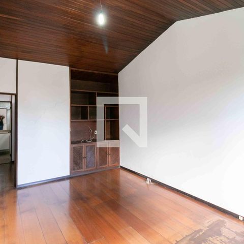 Casa à venda com 1240m², 3 quartos e 8 vagas Casa à venda com 1240m², 3 quartos e 8 vagasSuite