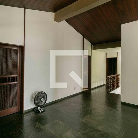 Casa à venda com 1240m², 3 quartos e 8 vagas Casa à venda com 1240m², 3 quartos e 8 vagasSala