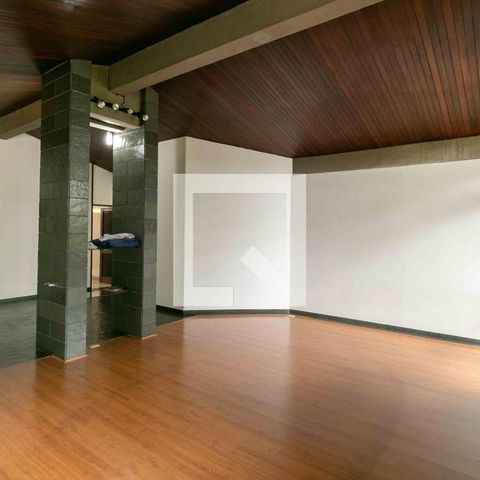 Casa à venda com 1240m², 3 quartos e 8 vagas Casa à venda com 1240m², 3 quartos e 8 vagasSala