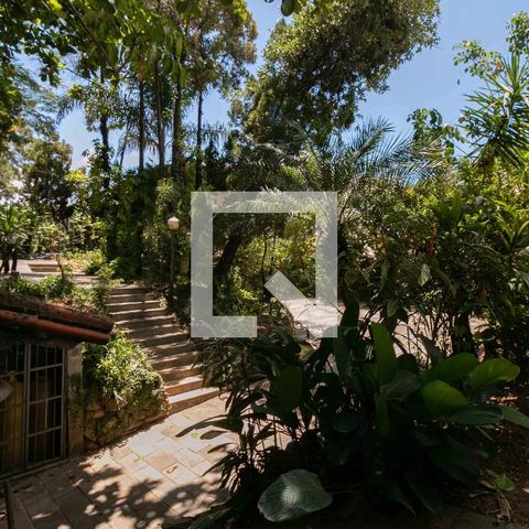Casa à venda com 1240m², 3 quartos e 8 vagas Casa à venda com 1240m², 3 quartos e 8 vagasÁrea Externa