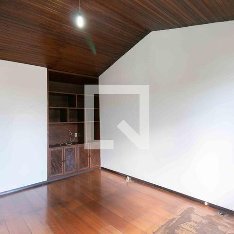 Casa à venda com 1240m², 3 quartos e 8 vagas Casa à venda com 1240m², 3 quartos e 8 vagasSuite