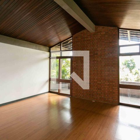 Casa à venda com 1240m², 3 quartos e 8 vagas Casa à venda com 1240m², 3 quartos e 8 vagasSala