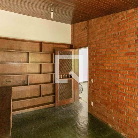 Casa à venda com 1240m², 3 quartos e 8 vagas Casa à venda com 1240m², 3 quartos e 8 vagasEscritório