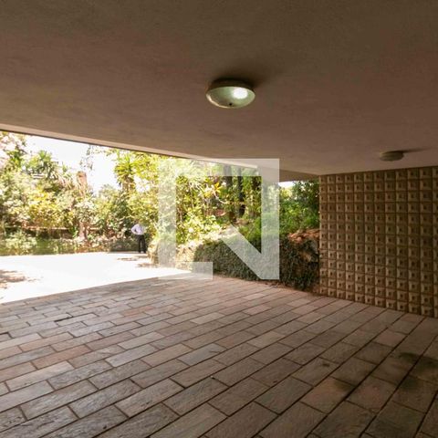 Casa à venda com 1240m², 3 quartos e 8 vagas Casa à venda com 1240m², 3 quartos e 8 vagasGaragem