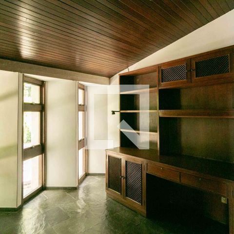 Casa à venda com 1240m², 3 quartos e 8 vagas Casa à venda com 1240m², 3 quartos e 8 vagasEscritório