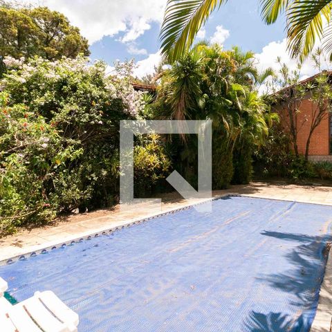 Casa à venda com 1240m², 3 quartos e 8 vagas Casa à venda com 1240m², 3 quartos e 8 vagasPiscina