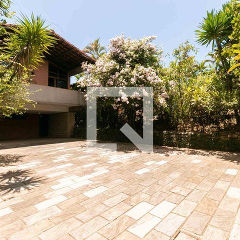 Casa à venda com 1240m², 3 quartos e 8 vagas Casa à venda com 1240m², 3 quartos e 8 vagasÁrea Externa