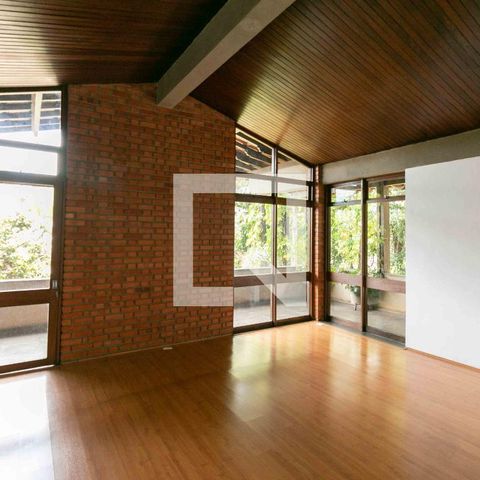 Casa à venda com 1240m², 3 quartos e 8 vagas Casa à venda com 1240m², 3 quartos e 8 vagasSala