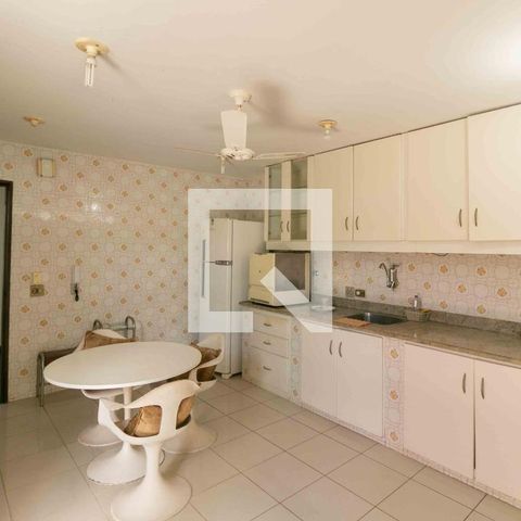Casa à venda com 1240m², 3 quartos e 8 vagas Casa à venda com 1240m², 3 quartos e 8 vagasCozinha
