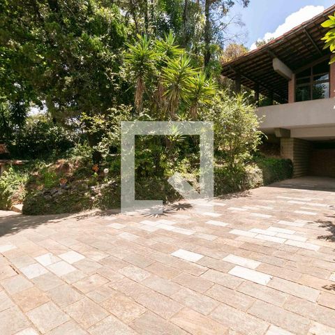 Casa à venda com 1240m², 3 quartos e 8 vagas Casa à venda com 1240m², 3 quartos e 8 vagasGaragem