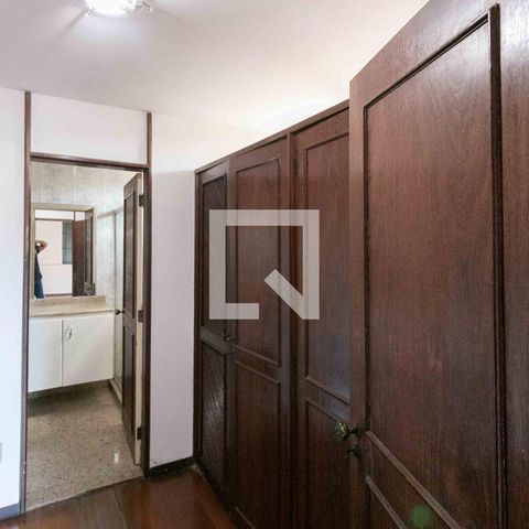 Casa à venda com 1240m², 3 quartos e 8 vagas Casa à venda com 1240m², 3 quartos e 8 vagasCloset