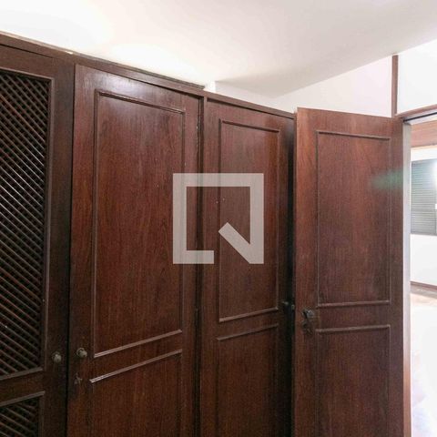 Casa à venda com 1240m², 3 quartos e 8 vagas Casa à venda com 1240m², 3 quartos e 8 vagasCloset