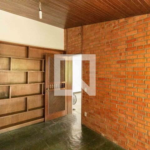 Casa à venda com 1240m², 3 quartos e 8 vagas Casa à venda com 1240m², 3 quartos e 8 vagasEscritório