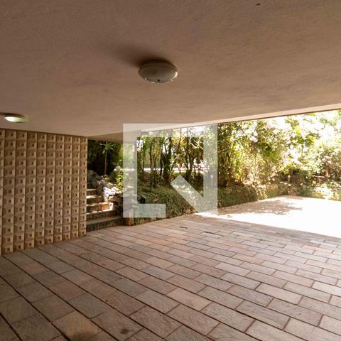 Casa à venda com 1240m², 3 quartos e 8 vagas Casa à venda com 1240m², 3 quartos e 8 vagasGaragem