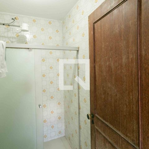 Casa à venda com 1240m², 3 quartos e 8 vagas Casa à venda com 1240m², 3 quartos e 8 vagasBanheiro de Serviço
